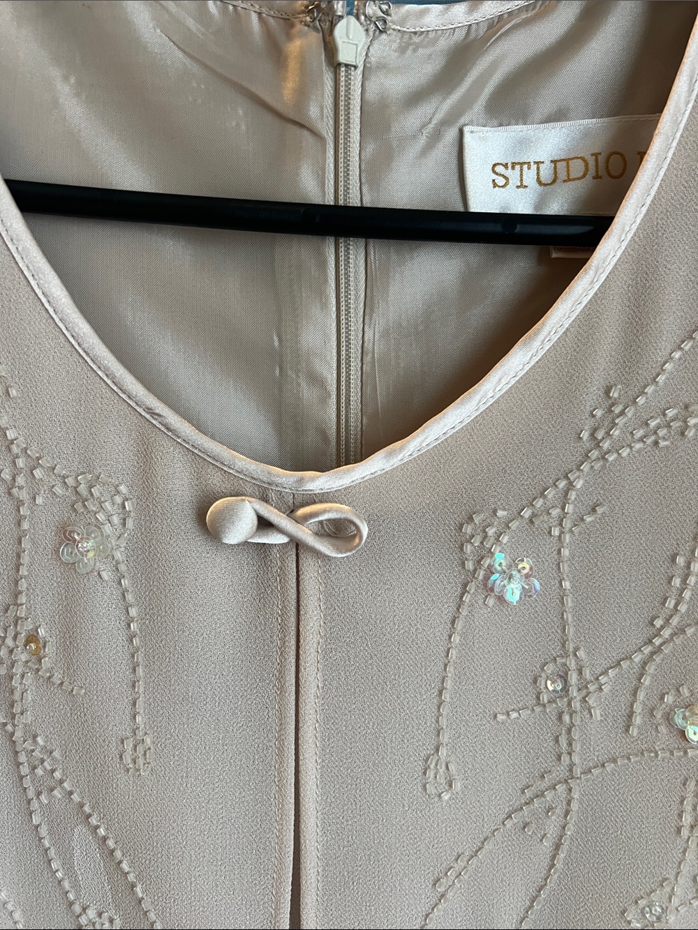 Studio I NWT 16 Champagne Beige Beaded no s/pads.  front button missing.